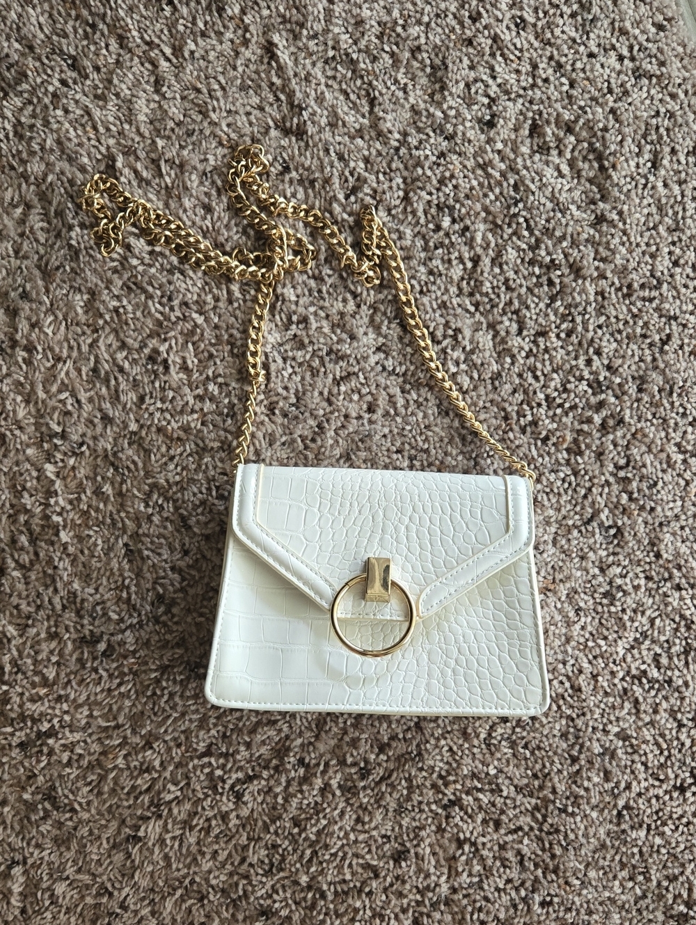 White Croc-Embossed Chain Shoulder Bag with Gold Ring Accent